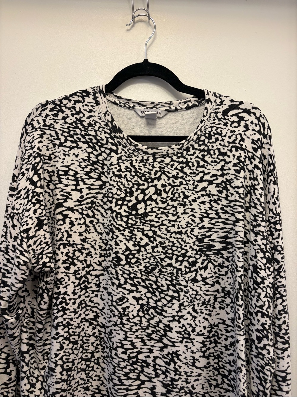 Athleta Animal Print Tencel Long Sleeve Top Women's Medium Black White Relaxed - Picture 2 of 7